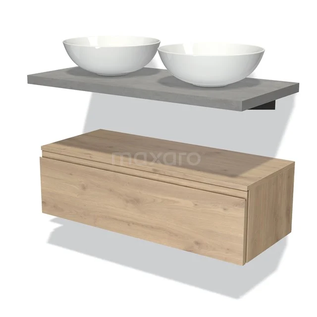 Houten badkamermeubel met twee witte waskommen op grijze plank, modern design met zwevend effect.