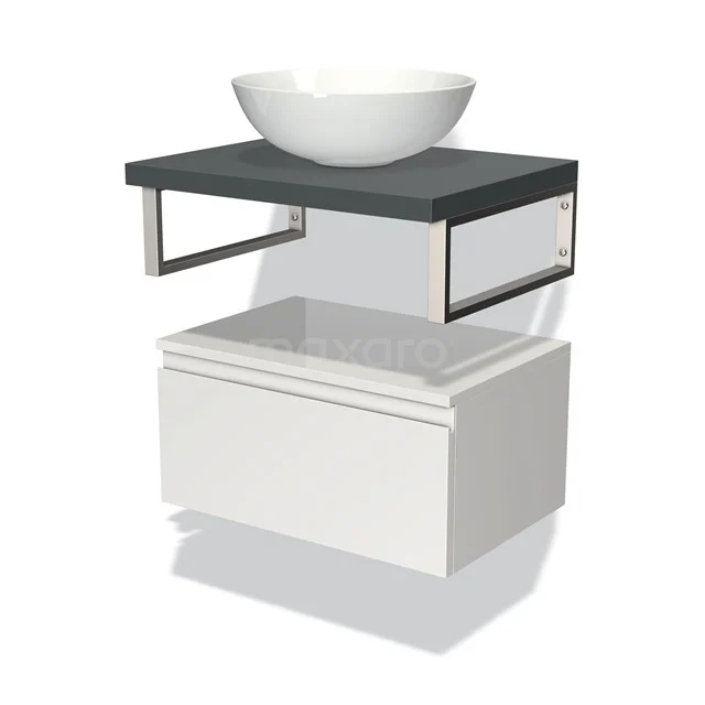 Wit hangend badkamermeubel met zwarte plank, opbouw waskom en chromen accenten; modern en minimalistisch ontwerp.