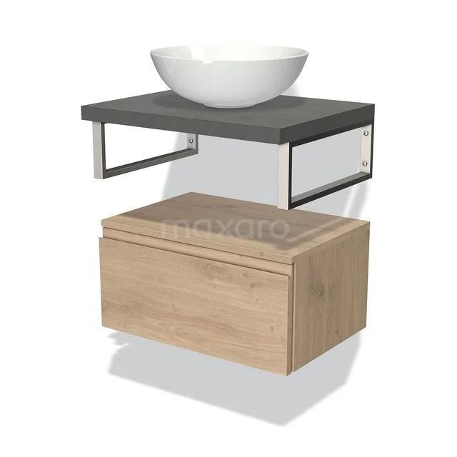 Houten badkamermeubel met zwevend ontwerp, wit ronde wastafel, grijze plank en metalen details, ideaal voor een moderne badkamer.