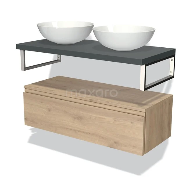 Wastafelmeubel houtlook met grijze plank, dubbele witte waskommen en chroom accenten, modern badkamerdesign.