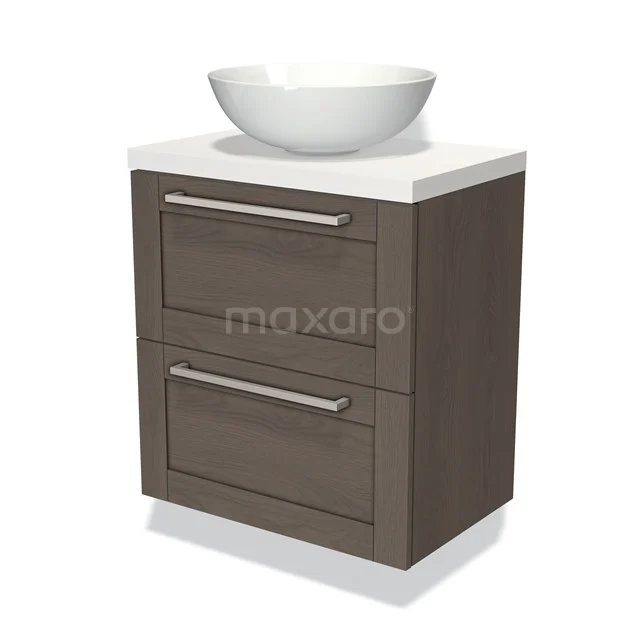 Houten badmeubel met donkerbruine afwerking, twee lades, een witte wastafelkom en metalen grepen, modern badkamerdesign.