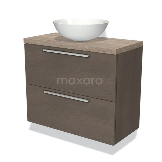 Bruine houten badkamermeubel met twee lades, RVS handgrepen en witte keramische waskom, modern design.