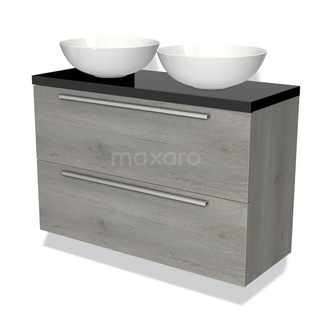 Grijze houten badkamermeubel met zwart blad, twee witte waskommen en chromen handgrepen voor een moderne badkamerstijl.
