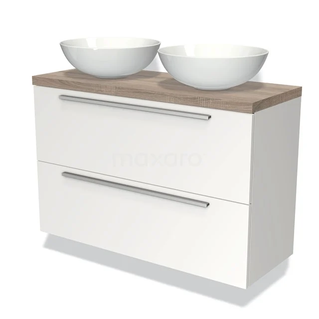Wit badkamermeubel met twee keramische waskommen, houten blad en metalen handgrepen; modern design voor elke badkamer.