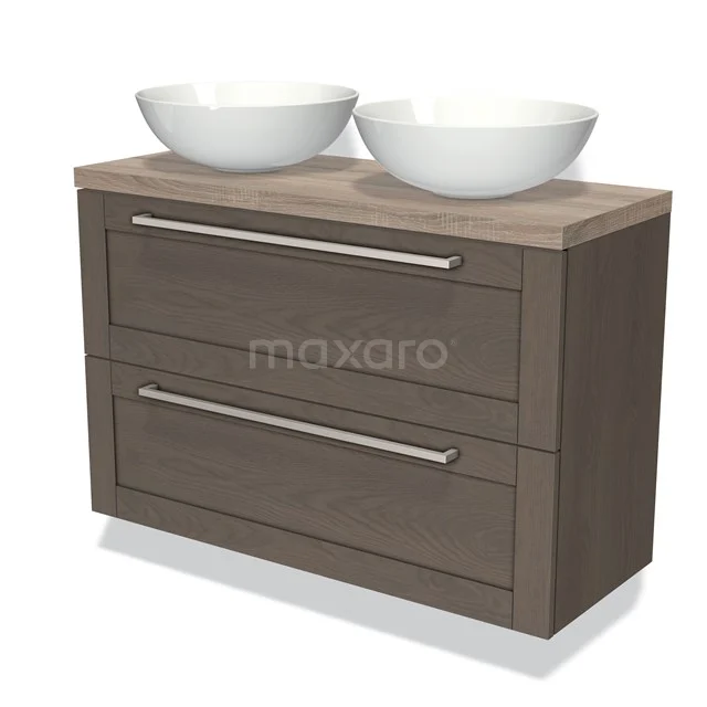 Houten badkamermeubel met twee witte waskommen, ladefronten in donker eikenlook en strak metalen handgrepen.