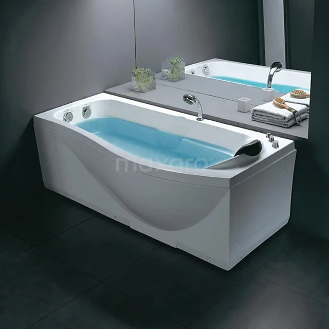 Witte hoekbadkuip met moderne curve in acryl, gevuld met water, ideaal voor luxe badkamerontspanning.