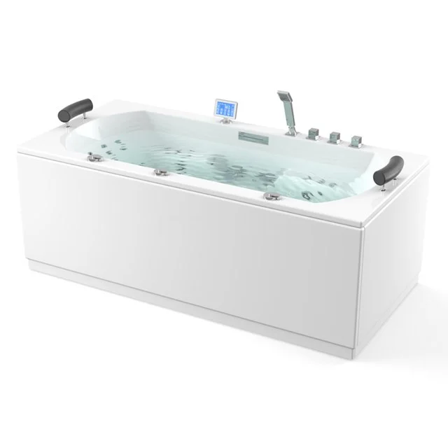 Modernes weißes Bad mit eingebauter Hydromassage, chromatischen Wasserhähnen und schwarzen Armlehnen, ideal für luxuriösen Badezimmerraum.
