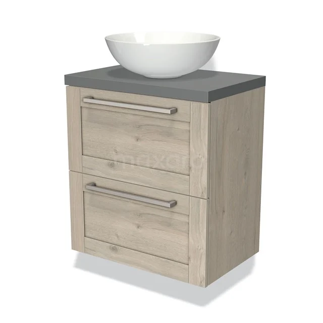 Houten badkamermeubel met licht eikenlook, grijs blad, porseleinen waskom en twee lades met metalen handgrepen.