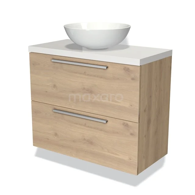 Houten badkamermeubel met twee lades, witte opbouwwaskom en metalen grepen; modern design voor een stijlvolle badkamer.