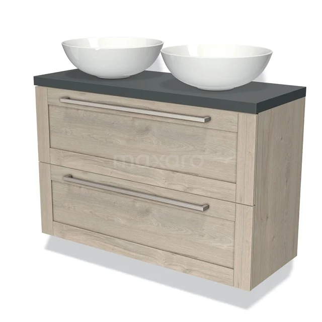 Houten badkamermeubel met twee witte wastafels, grijs blad en metalen grepen, ideaal voor een stijlvolle badkamerinrichting.