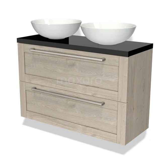 Houten badkamermeubel met dubbele zwarte wastafelblad en witte kommen, moderne design met metalen handgrepen.