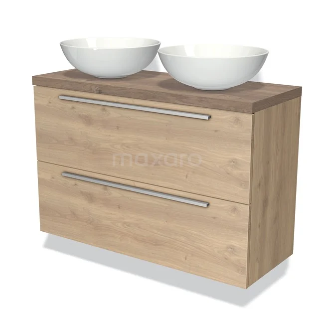 Eikenhouten badkamermeubel met dubbele waskom, modern design en zilverkleurige handgrepen, ideaal voor ruime badkamers.