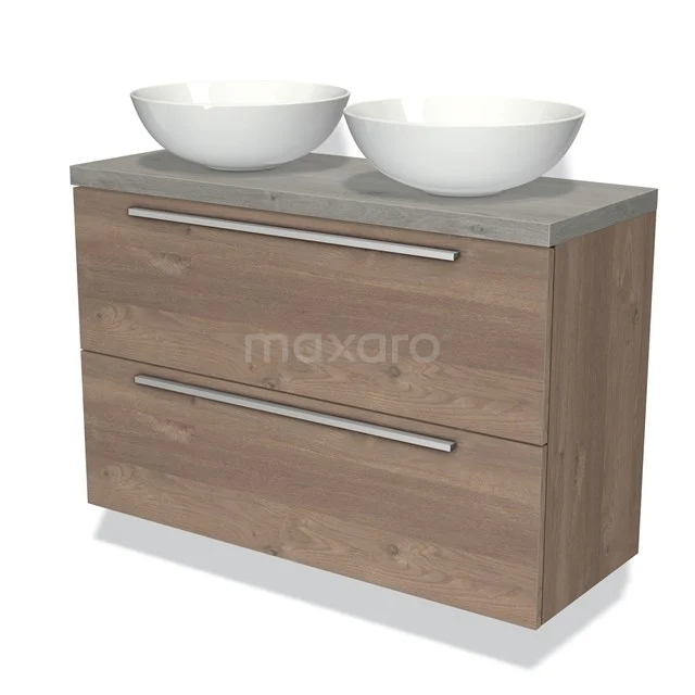 Houten badkamermeubel met betonlook blad, dubbele witte waskommen en zilverkleurige handgrepen voor een moderne badkamerstijl.