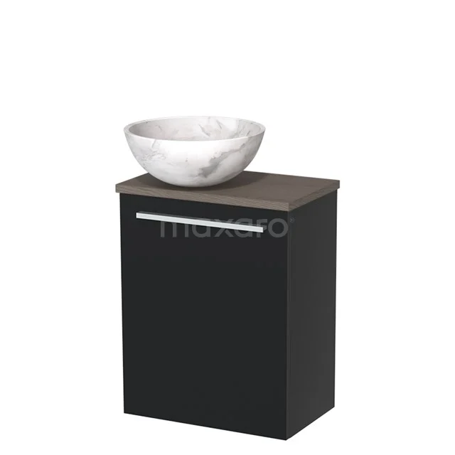 Zwart badkamermeubel met marmeren waskom, houtaccent en chromen greep; compact design, ideaal voor moderne badkamers.