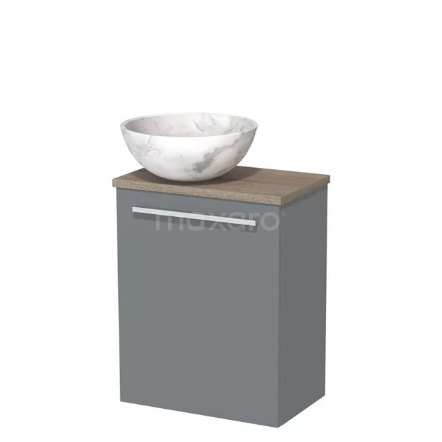 Grijze badkamerkast met houten blad en marmeren waskom, compact ontwerp voor moderne badkamer inrichting.
