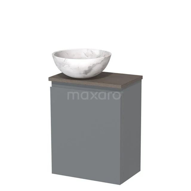 Grijze badkamerkast met houten blad en een witte marmeren wastafel, perfect voor moderne badkamerruimtes.