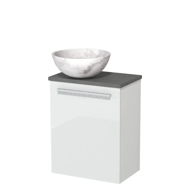 Wit badkamermeubel met mat grijs blad, geïntegreerd met moderne waskom van marmerlook, perfect voor stijlvolle badkamers.