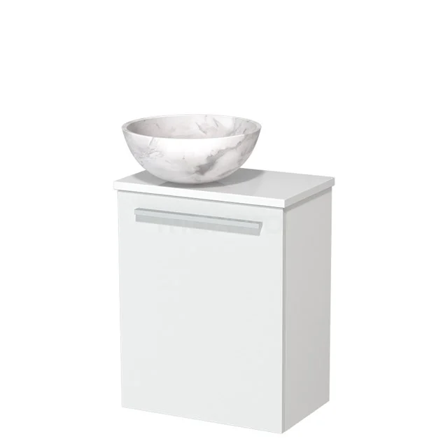 Wit badkamerkastje met chroom handgreep en marmeren waskom, modern design voor een stijlvolle badkamer inrichting.