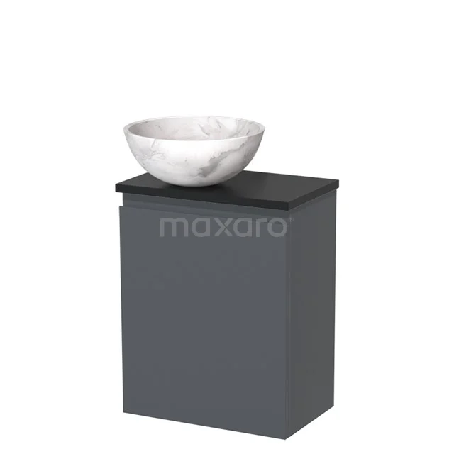 Grijze badkamermeubelset met wit marmeren opzetwastafel, modern design en matzwarte bovenkant.