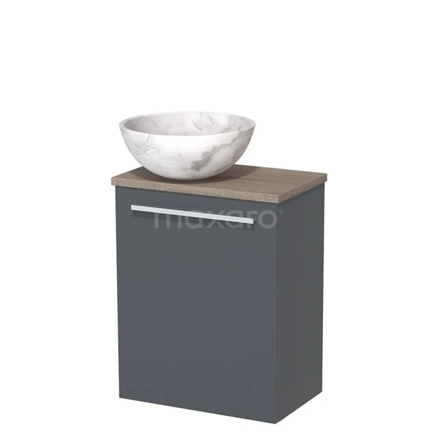Grijze badkamerkast met houtlook blad, marmeren waskom en chromen handgreep, compact ontwerp voor moderne badkamers.