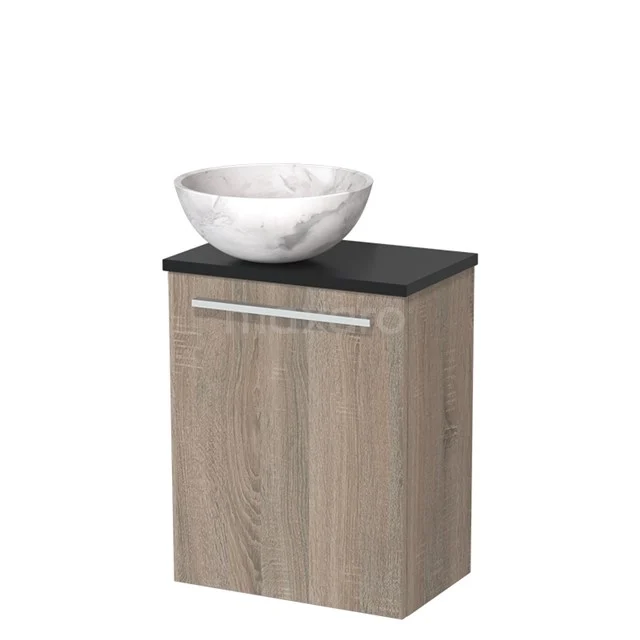 Houten badkamermeubel met natuurstenen waskom, combinatie van eikenhout en zwart blad, ideaal voor moderne badkamers.