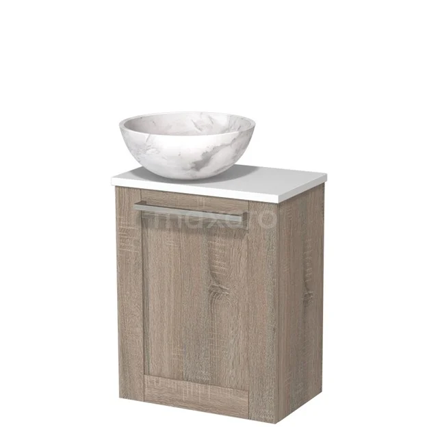 Houten badkamermeubel met kastdeur, wit marmeren waskom en metalen handgreep, ideaal voor moderne badkamerinrichting.