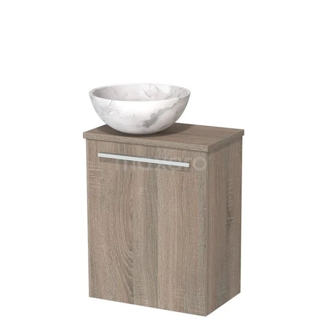 Houten badkamerkast met lade, natuurlook en witte marmeren waskom, compact design voor moderne badkamerinrichting.