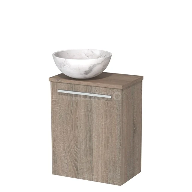 Houten badkamermeubel met witte marmeren waskom, strak design en metalen handgreep, compact formaat voor kleinere badkamers.