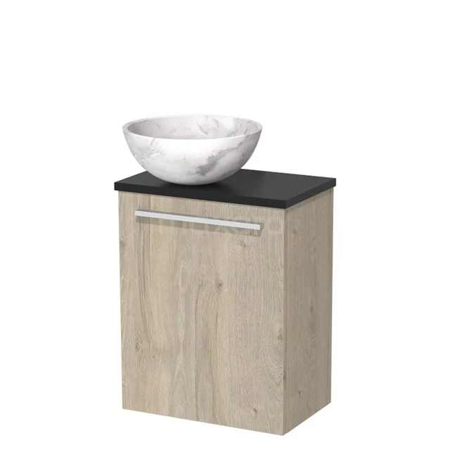 Houten badkamermeubel met natuurlook, zwart blad en marmeren waskom, ideaal voor een moderne badkamerinrichting.