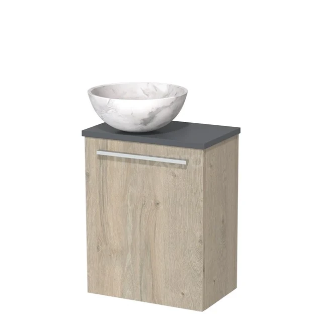 Houten badkamermeubel met grijs blad en marmeren waskom, compacte vormgeving voor moderne badkamerstijl.