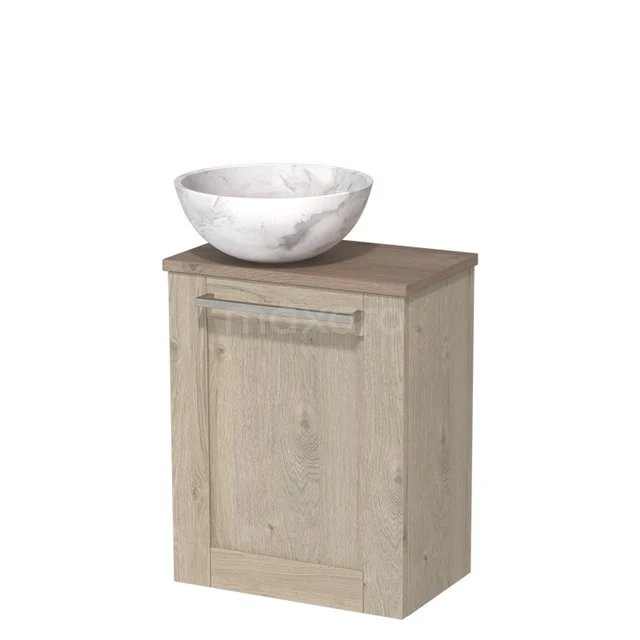 Houten badkamerkast met licht eiken afwerking, keramische marmer-look waskom, compact ontwerp voor moderne badkamers.