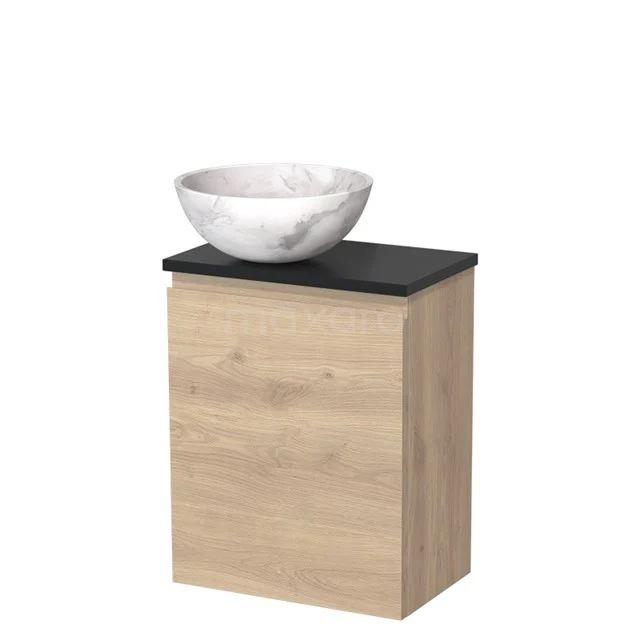 Houten badkamermeubel met witte keramische waskom, zwarte bladtop, modern design. Perfect voor kleine badkamers.