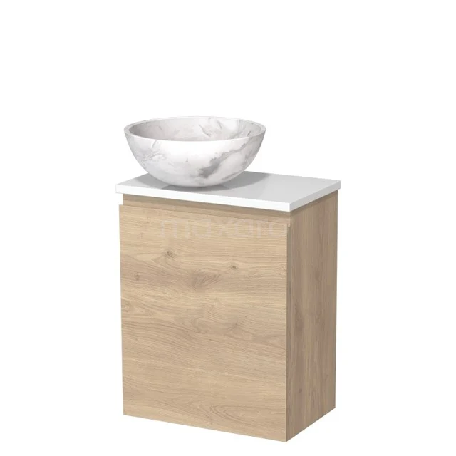 Houten badkamermeubel met waskom, naturel eiken afwerking, witte marmeren waskom en strak modern design.