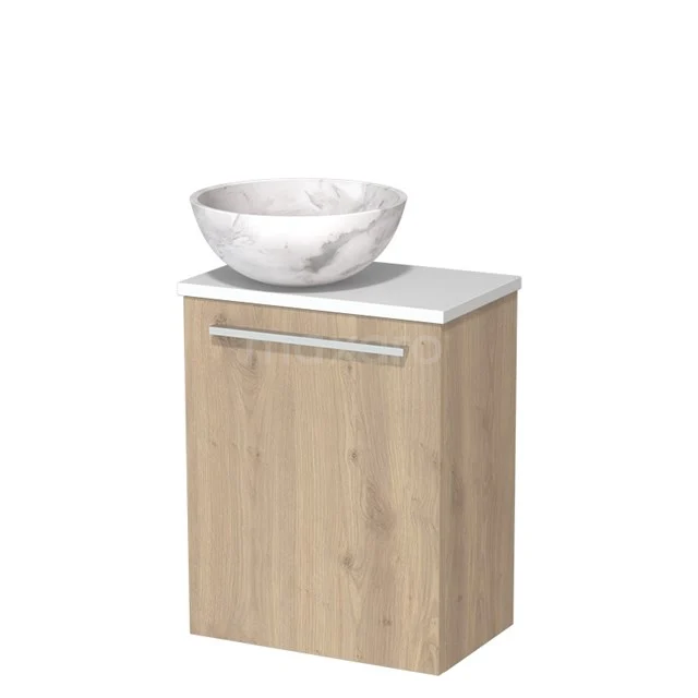 Houten badkamerkast met witte wastafelkom van keramiek, modern design, ideaal voor compacte badkamers.