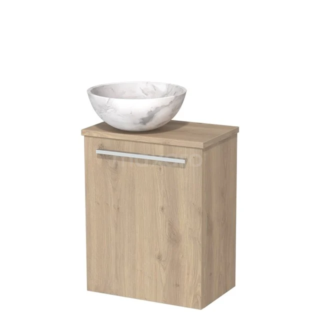 Houten wastafelonderkast met licht eiken afwerking en geïntegreerde witte stenen waskom, ideaal voor een moderne badkamerstijl.