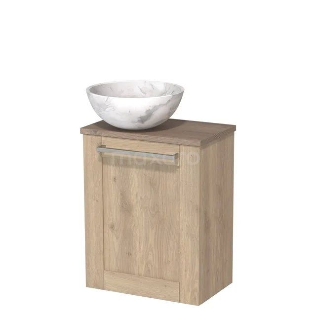 Houten badkamermeubel met marmerlook wastafel, compact ontwerp en opbergruimte, ideaal voor een moderne badkamer.