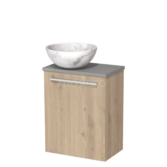 Houten badkamerkast met grijs blad en witte marmeren waskom, ideaal voor moderne badkamerinrichting.
