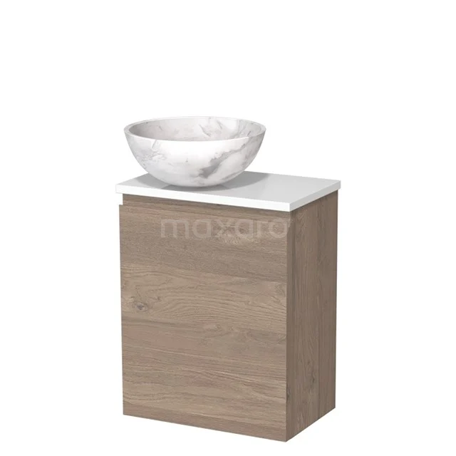 Houten badkamermeubel met een marmeren waskom en witte bovenplaat, ideaal voor een moderne badkamerinrichting.