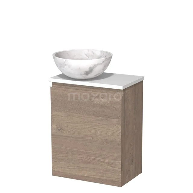Houten badkamermeubel met witte wastafelschaal, moderne uitstraling, geschikt voor kleine badkamers.