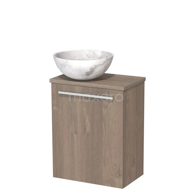 Houten badkamerkast met moderne marmeren waskom, compact ontwerp en metalen handgreep, ideaal voor stijlvolle badkameropslag.