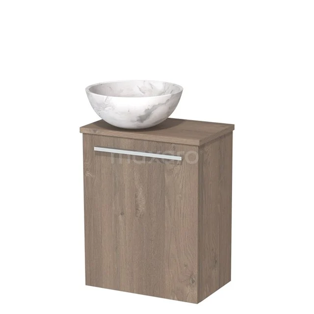 Houten badkamermeubel met kastje in eikenlook en een ronde, witte marmeren opzetwastafel bovenop.