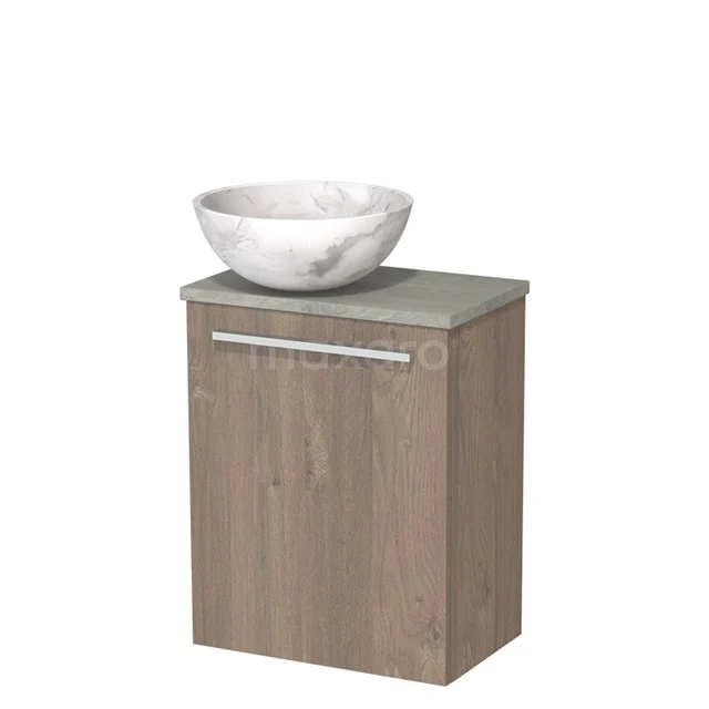 Houten badkamermeubel met lichtgrijs blad en keramische waskom, perfect voor moderne badkamerinrichting.