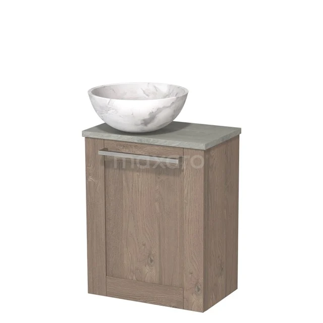 Houten badkamerkast met grijs blad, marmeren waskom en metalen handgreep; stijlvolle opbergruimte voor moderne badkamers.