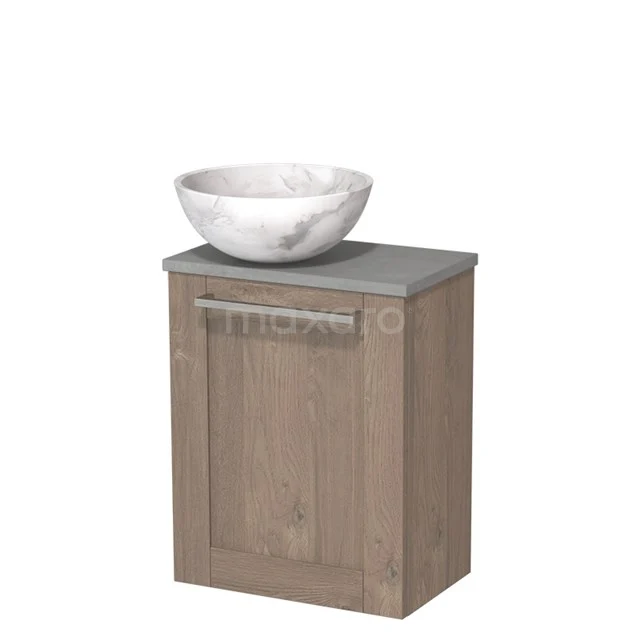 Houten badkamermeubel met grijsblad, keramische marmeren waskom en chromen handgreep. Perfect voor moderne badkamers.