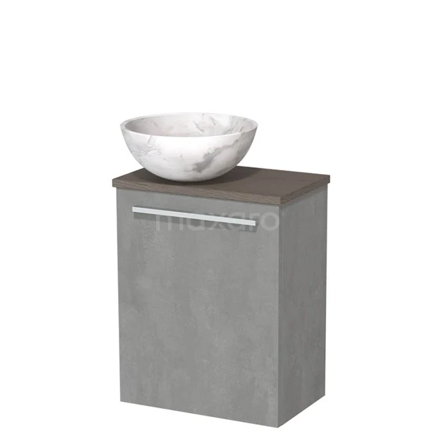 Grijze badkamerkast met houtlook bovenblad en een witte marmeren waskom, compact design ideaal voor moderne badkamers.