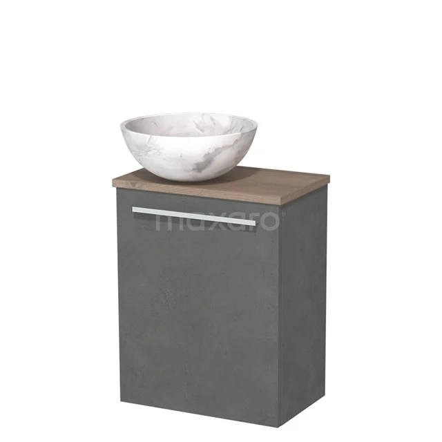 Grijze badkamerkast met houten bovenblad en witte marmeren wastafel in moderne stijl.