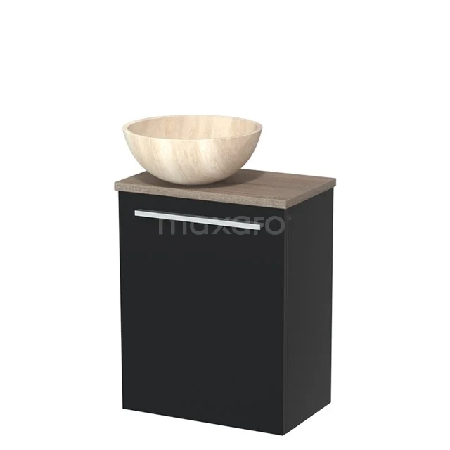 Zwarte badkamermeubel met houten waskom, minimalistisch design, matte afwerking en chique metalen handgreep.
