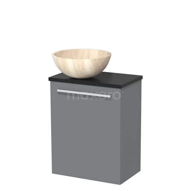 Grijze badkamerkast met zwarte bovenkant, houten waskom en metalen greep, ideaal voor een moderne badkamerstijl.