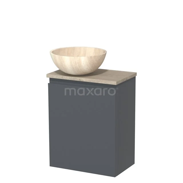 Donkergrijze badkamerkast met houten wastafelblad en ronde, lichte waskom van natuursteen, strak en modern design.