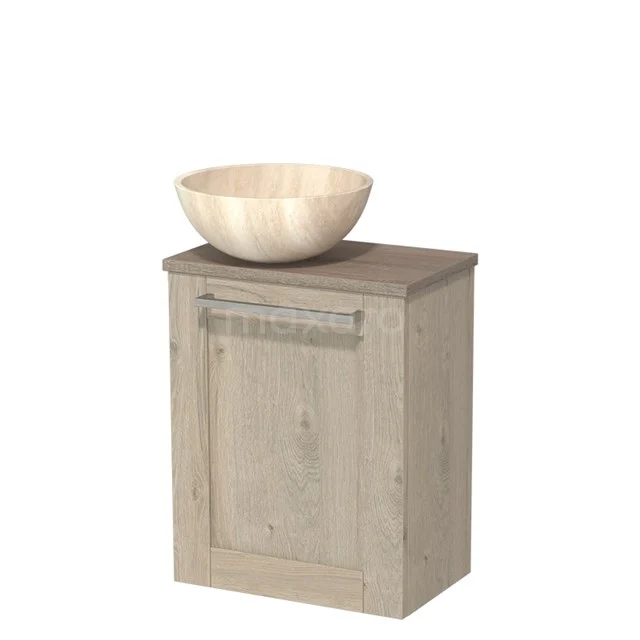 Houten badkamermeubel met landelijke uitstraling, beige waskom van keramiek, perfect voor een rustieke badkamerstijl.